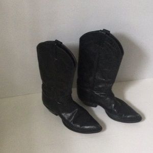 I’m selling tony lama cow boy boots in a 7.5. They are also a 1982 style